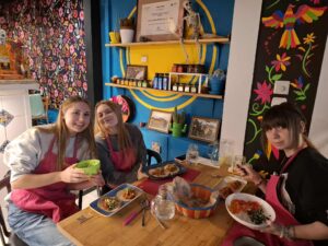 Warsztaty językowo-kulinarne dzieci przy stołach