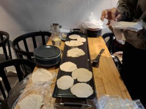 Warsztaty językowo-kulinarne rozlozone dania na stole