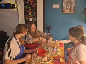 Warsztaty językowo-kulinarne dzieci przy stole