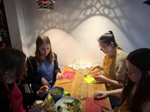 Warsztaty językowo-kulinarne dzieci wykonujące prace