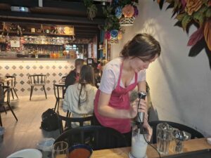 Warsztaty językowo-kulinarne pracujaca pani