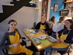 Warsztaty językowo-kulinarne trojka dzieci